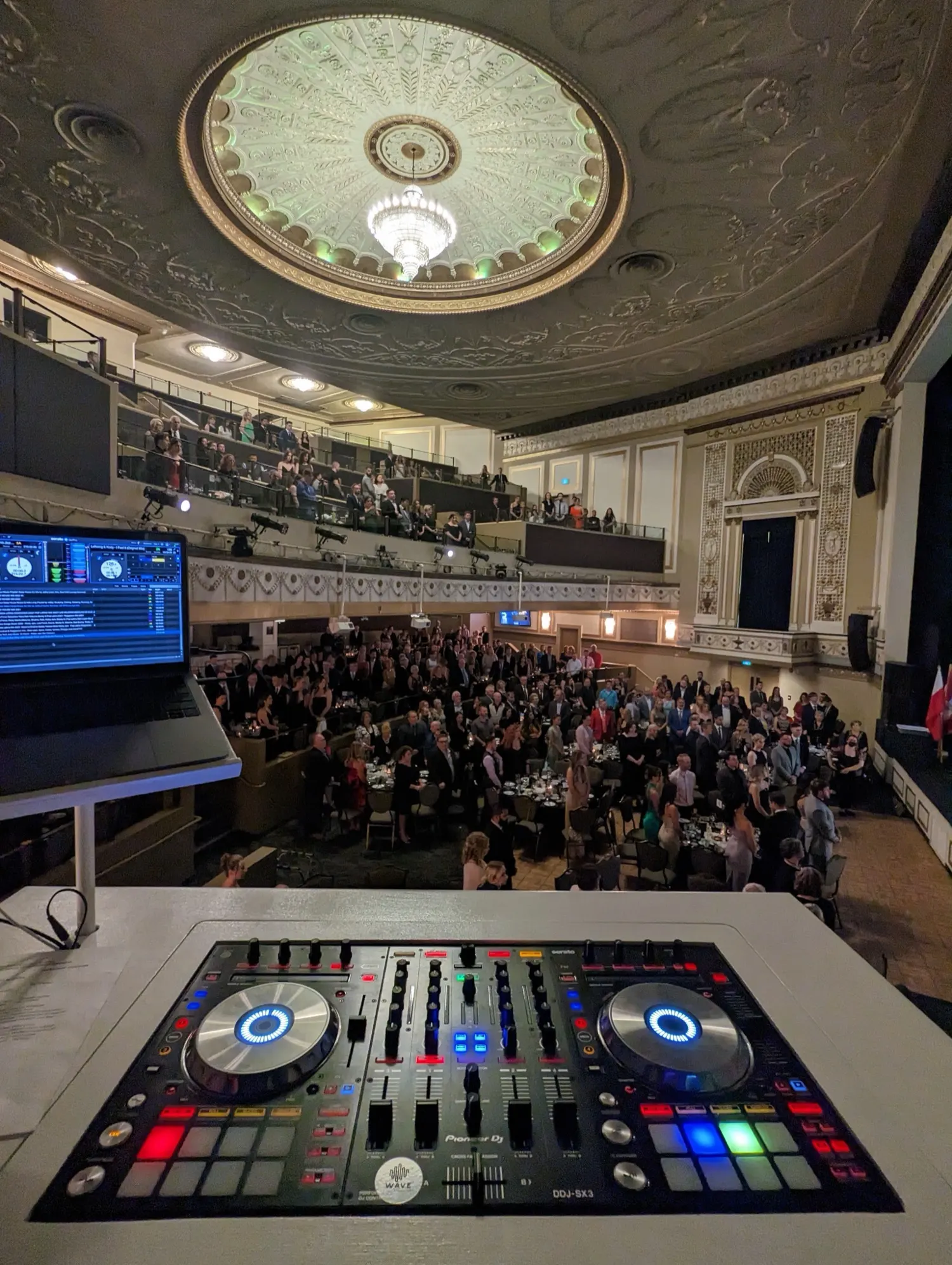 A full theatre gala seen from the WAVE DJ booth
